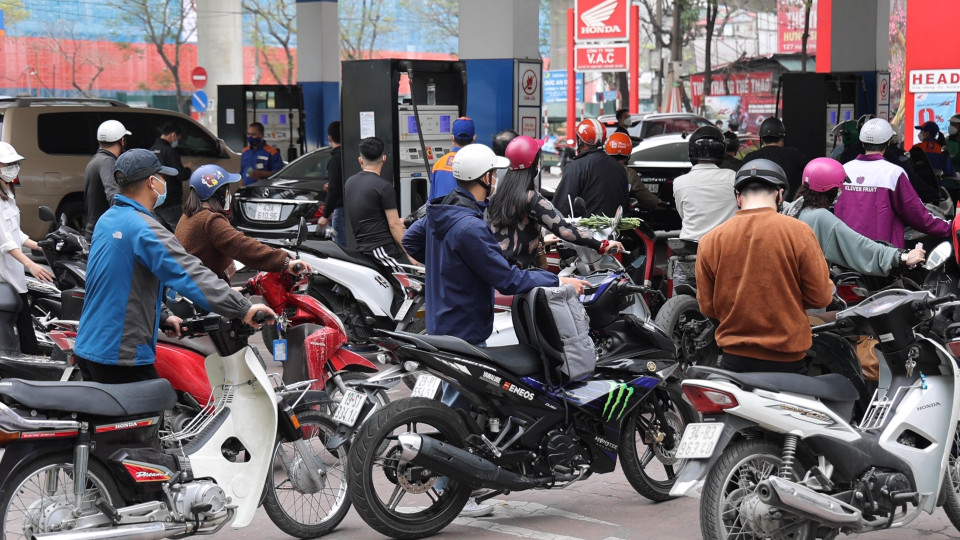 Rất nhiều xe máy chen chúc, xếp hàng, ai cũng mong đến lượt được đổ đầy bình trước khi giá xăng tăng cao. (Ảnh: Hoài Nam/Vietnam+)