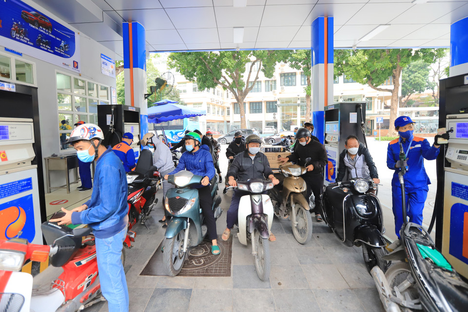 Ghi nhận tại một số cửa hàng bán xăng dầu trên địa bàn Hà Nội trong buổi sáng 11/3 có rất nhiều người đến đổ xăng vì lo ngại giá xăng có thể tăng mạnh vào buổi chiều. Trong ảnh là người dân xếp hàng đổ xăng tại cây xăng số 8 Trần Hưng Đạo, quận Hoàn Kiếm. (Ảnh: Hoài Nam/Vietnam+)