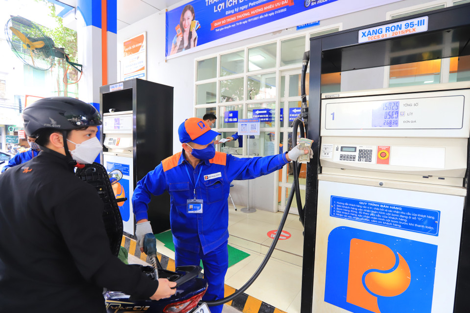 Khách hàng chia sẻ: ‘Nghe nói mọi người bảo rằng 15 giờ chiều nay xăng sẽ tăng giá lên mức 30.000 đồng nên mình tranh thủ đi đổ đầy bình.’ (Ảnh: Hoài Nam/Vietnam+)