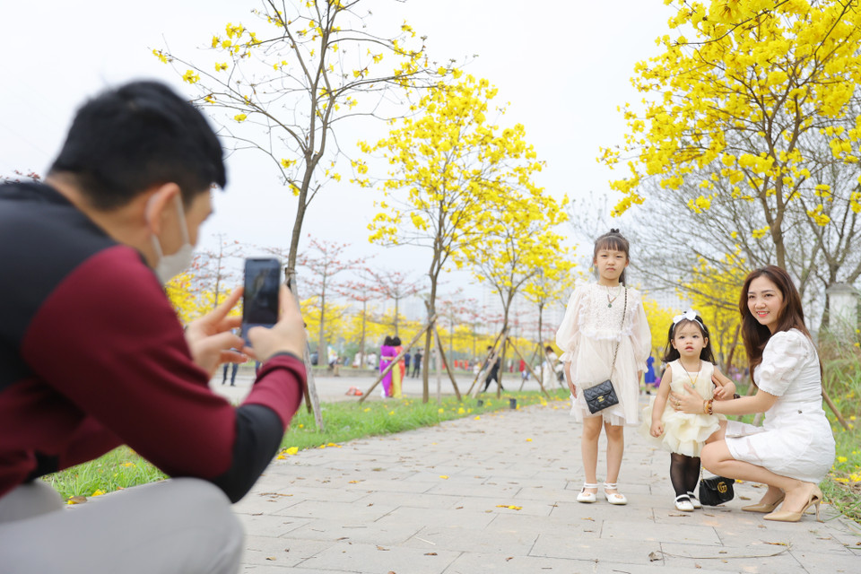 Gia đình anh Dũng sinh sống tại khu đô thị Park City nhưng hôm nay mới dành được thời gian để tới đây ngắm cảnh và ‘check-in.’ (Ảnh: Hoài Nam/ Vietnam+)