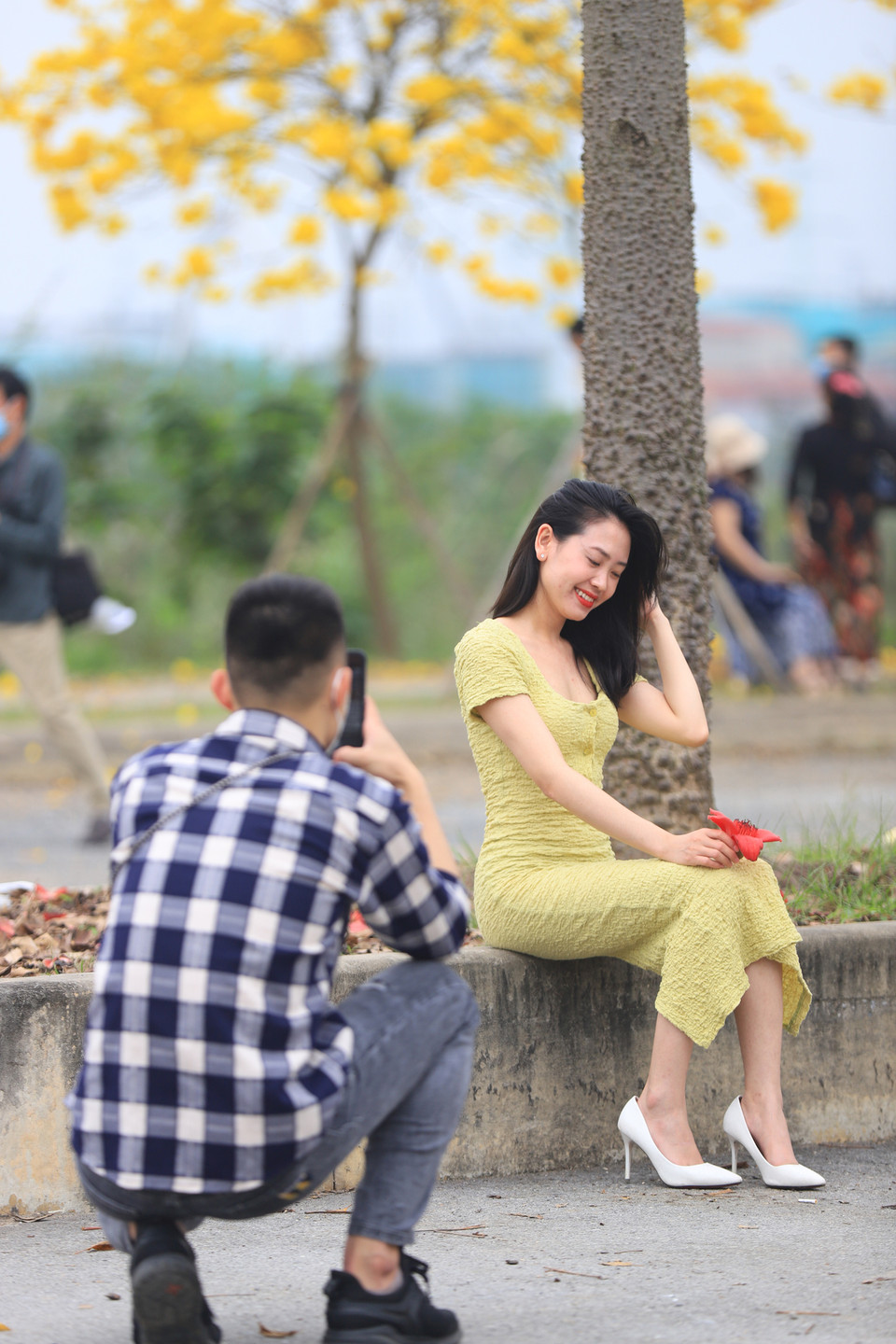 Khi thấy mọi người chia sẻ trên mạng xã hội về con đường này, đôi bạn Tiến và Trinh tranh thủ giờ nghỉ trưa tới đây để có những bức ảnh lưu lại kỉ niệm. (Ảnh: Hoài Nam/Vietnam+)