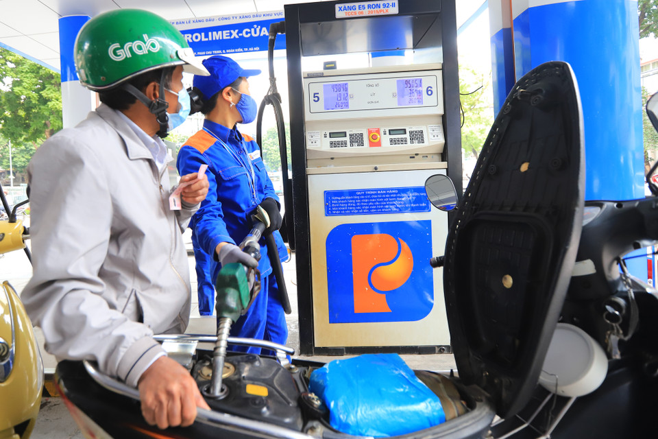 Giá xăng E5 RON 92 hiện đang là 26.070 đồng/lít; RON 95 là 26.830 đồng/lít; dầu diesel 21.310 đồng/lít, dầu hỏa 19.970 đồng/lít; dầu mazut 18.460 đồng/kg. Nếu dự báo trên là chính xác, giá xăng sẽ vượt mốc 30.000 đồng/lít. (Ảnh: Hoài Nam/Vietnam+) 