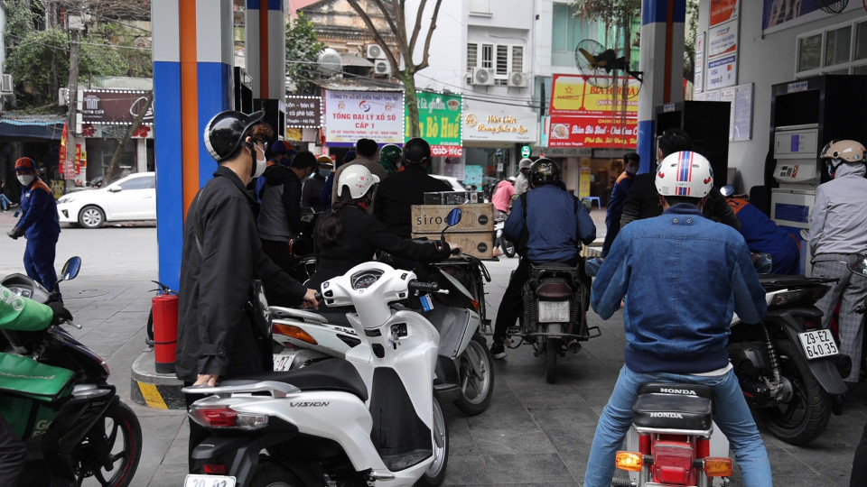 Các trụ bơm xăng luôn hoạt động hết công suất phục vụ hàng dài các phương tiện đang chờ tới lượt. (Ảnh: Hoài Nam/Vietnam+)