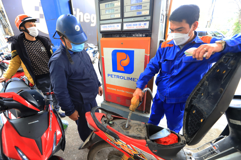 Một số khách hàng cho biết do tối hôm qua rất đông người xếp hàng nên họ phải đợi đến sáng nay mới đi đổ xăng, tuy nhiên thời gian chờ để tới lượt cũng lâu hơn so với những ngày thường. (Ảnh: Hoài Nam/Vietnam+)