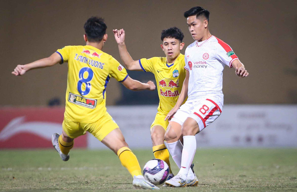 Sau hai bàn thua, Hoàng Anh Gia Lai một lần nữa xuống tinh thần và không tạo được nhiều điểm nhấn, khác hẳn với đối thủ có hàng loạt pha xử lý ngẫu hứng và thoải mái. (Ảnh: PV/Vietnam+)