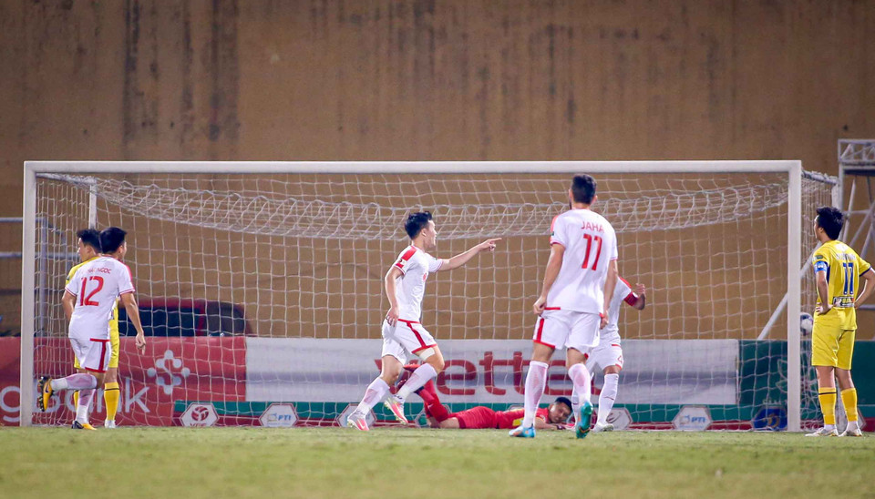 Ngược lại, Viettel chơi kỷ luật và chủ động nhờ lợi thế sân nhà. Trong 45 phút đầu tiên, đội bóng này có 1 bàn thắng của Hoàng Đức ở phút 26 và một cú sút phạt nguy hiểm đưa bóng đi trúng xà ngang. (Ảnh: PV/Vietnam+)