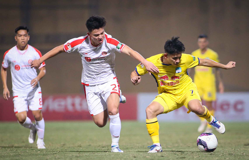 Tâm lý thi đấu cùng lối chơi bên phía đoàn quân của huấn luyện viên Kiatisak hết sức chệch choạc. Trong hiệp một, đội bóng này không có pha tấn công đáng kể để gây khó khăn cho đối thủ. (Ảnh: PV/Vietnam+)