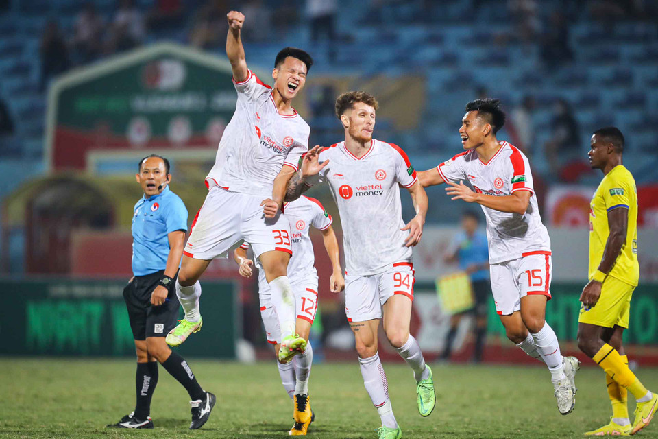 Bởi vậy, trận đấu không có nhiều tính bất ngờ và khép lại với tỷ số chung cuộc 2-0 nghiêng về Viettel. Qua đó, đội bóng này tiếp tục nuôi hy vọng bám đuổi Hà Nội FC trong cuộc đua vô địch. (Ảnh: PV/Vietnam+)