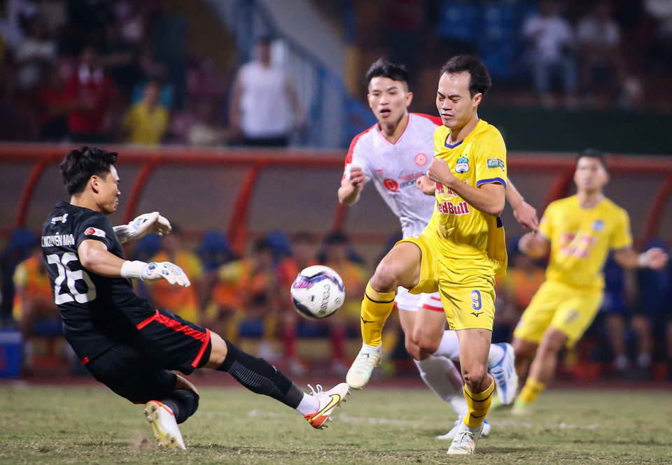 Phút 82, Văn Toàn một lần nữa có cơ hội đối mặt thủ môn Nguyên Mạnh sau khi thoát xuống đón đường treo bóng thông minh của đồng đội Trần Bảo Toàn. Tuy nhiên, tuyển thủ Việt Nam một lần nữa không thể ghi bàn. (Ảnh: PV/Vietnam+)