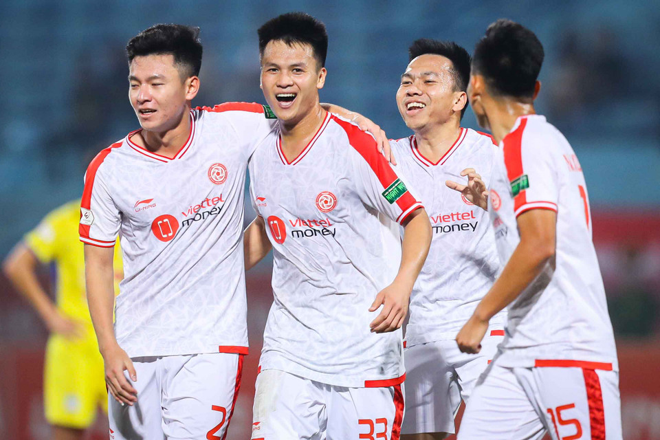 Đội bóng phố núi chịu thua 0-2 trước đối thủ bởi bàn thắng đẹp mắt của tiền vệ Hoàng Đức và Dương Văn Hào. Đây đã trận thứ 8 liên tiếp mà Hoàng Anh Gia Lai không thắng (5 bại, 3 hòa). (Ảnh: PV/Vietnam+)