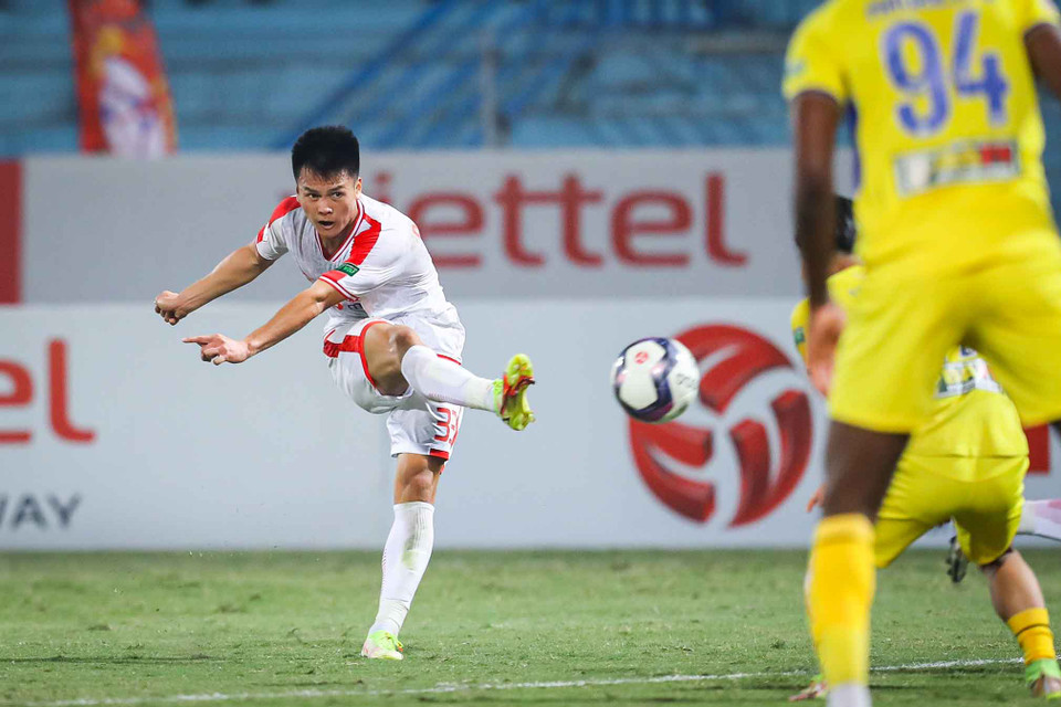 Trái ngược với đội khách, chủ nhà Viettel càng chơi càng tự tin. Nhờ vậy, tiền vệ Dương Văn Hào đã thoải mái đi bóng bên cánh trái, tung ra cú sút xa đẹp mắt, đưa bóng vào góc xa khung thành để nhân đôi cách biệt. (Ảnh: PV/Vietnam+)