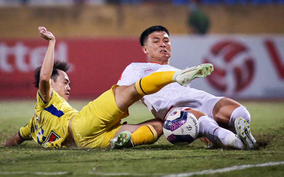 Sang tới hiệp 2, Hoàng Anh Gia Lai chủ động đẩy cao tốc độ nên có cơ hội ngay ở phút những phút đầu. Thế nhưng, tiền đạo Văn Toàn đã bỏ lỡ cơ hội mười mươi khi đối mặt thủ môn Nguyên Mạnh và khung thành đã bỏ trống. (Ảnh: PV/Vietnam+)