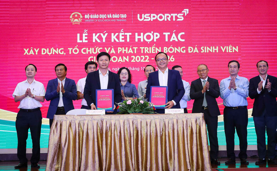 Nhà cầm quân 65 tuổi chứng kiến lễ ký kết hợp tác giữa Bộ Giáo dục và Đào tạo, Công ty Phát triển Thể thao Đại chúng (Usports) nhằm hợp tác xây dựng, tổ chức và phát triển bóng đá sinh viên giai đoạn 2022-2026. (Ảnh: PV/Vietnam+)
