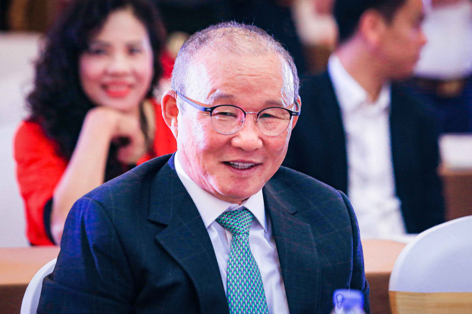 Huấn luyện viên Park Hang-seo diện trang phục trang nhã và tươi tắn dự sự kiện và không ngần ngại đối mặt với sự chú ý. (Ảnh: PV/Vietnam+)