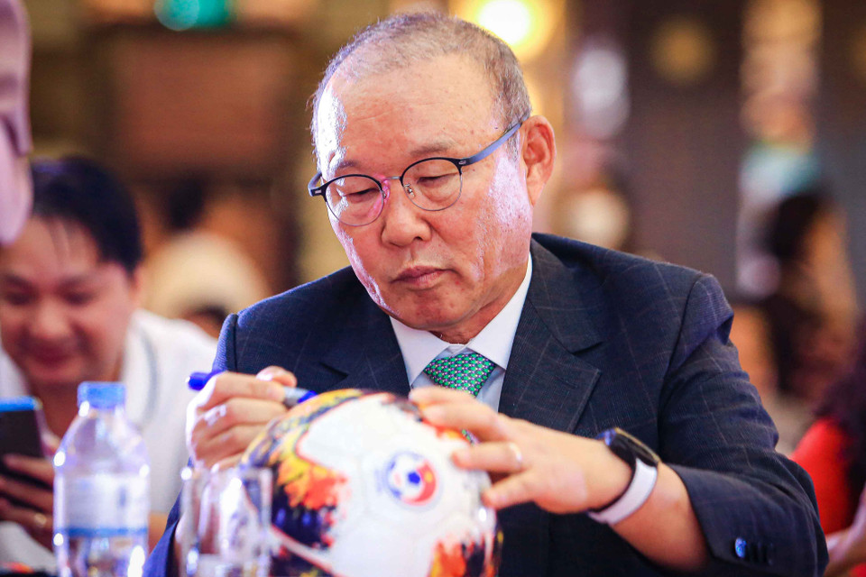 Sự xuất hiện của huấn luyện viên trưởng đội tuyển Việt Nam tại sự kiện thay lời ủng hộ đến với phong trào bóng đá học đường đang ngày một phát triển tại Việt Nam. (Ảnh: PV/Vietnam+)