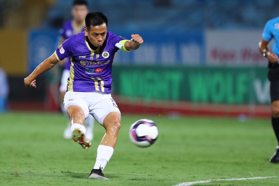 Một trong những cầu thủ duy trì phong độ tốt nhất thời điểm này tại V-League 2022 chính là tiền đạo Văn Quyết. Dù rất lâu không được góp mặt tại tuyển Việt Nam, song thủ quân Hà Nội FC vẫn đang chơi thăng hoa và ấn tượng ở giải đấu quốc nội. (Ảnh: PV/Vietnam+)