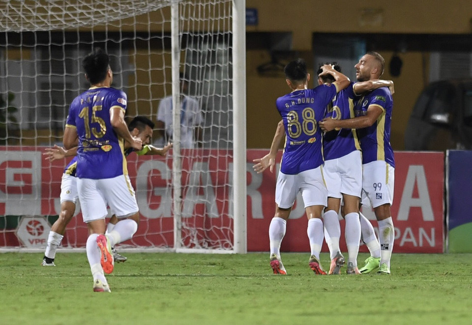 Lần lượt ngoại binh Vladimir Siladji, tiền đạo Xuân Tú và Tuấn Hải ghi bàn cho đội bóng Thủ đô. Đây là chiến thắng thứ hai liên tiếp của Hà Nội FC trên sân nhà. (Ảnh: PV/Vietnam+) 