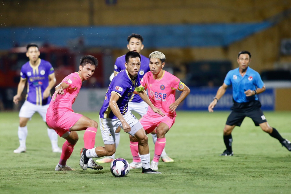 Ở trận đấu này, huấn luyện viên Chun Jae-ho tiếp tục đưa ra nhiều thay đổi về mặt nhân sự trong suốt thời gian thi đấu song vẫn đảm bảo hiệu quả và sự ăn ý giữa nhóm cầu thủ trẻ với đàn anh nhiều kinh nghiệm. (Ảnh: PV/Vietnam+) 