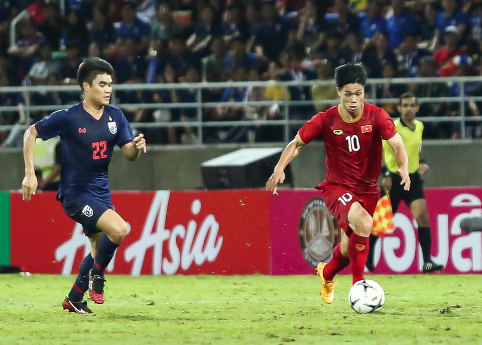 Công Phượng tự tin cầm bóng, phối hợp với đồng đội tạo nên một lối chơi bóng ngắn trên hàng công tuyển Việt Nam bên cạnh Quang Hải.