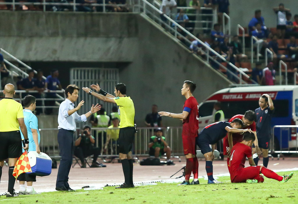 Trước đó, ông tỏ ra bực bội bởi tình huống trung vệ Bùi Tiến Dũng bị tiền vệ Chanathip phạm lỗi thô ngay trước mắt trọng tài trong khi HLV Thái Lan cho rằng cầu thủ Việt Nam ăn vạ.