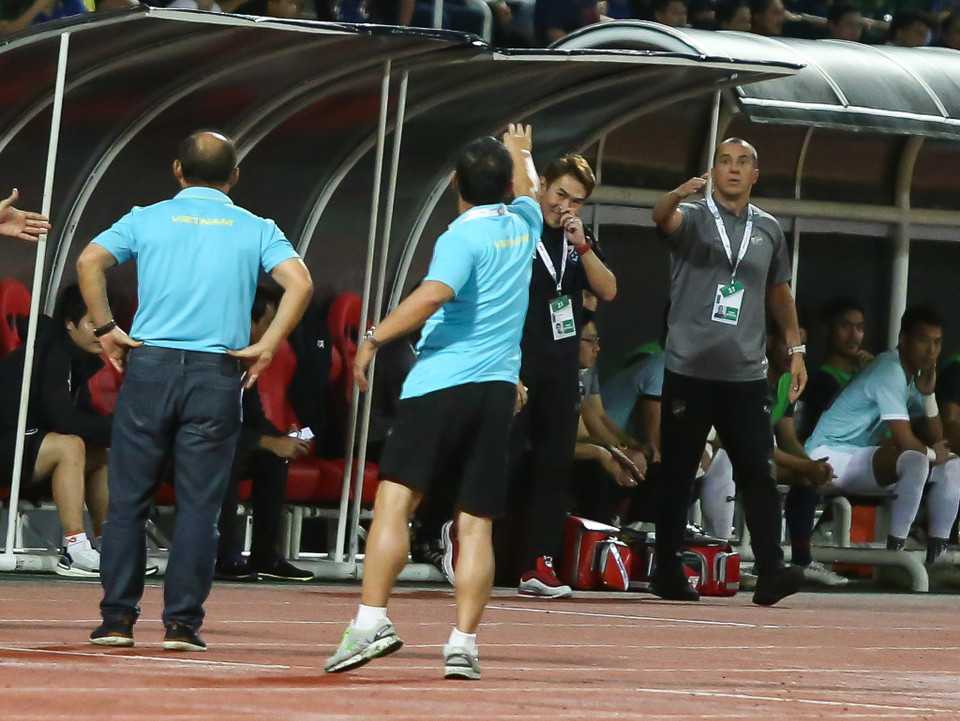 Nhiều lần huấn luyện viên Park Hang-seo và đội ngũ trợ lý của tuyển Việt Nam đôi co với ban huấn huấn luyện Thái Lan vì các tình huống nóng trên sân.