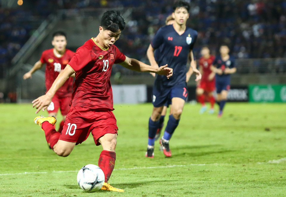 Điểm nhấn duy nhất của tiền đạo này trong hiệp 2 trước Thái lan là tình huống sút bóng ở phút 89. Đón đường bóng thuận lợi từ Quang Hải, Công Phượng quyết định dứt điểm nhanh khi trước mặt là khung thành rộng mở.