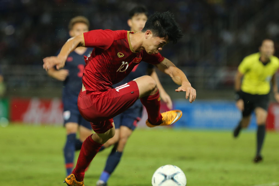 Tuy nhiên, tiền đạo tuyển Việt Nam sút hụt bóng do sân trơn dẫn đến mất trụ.