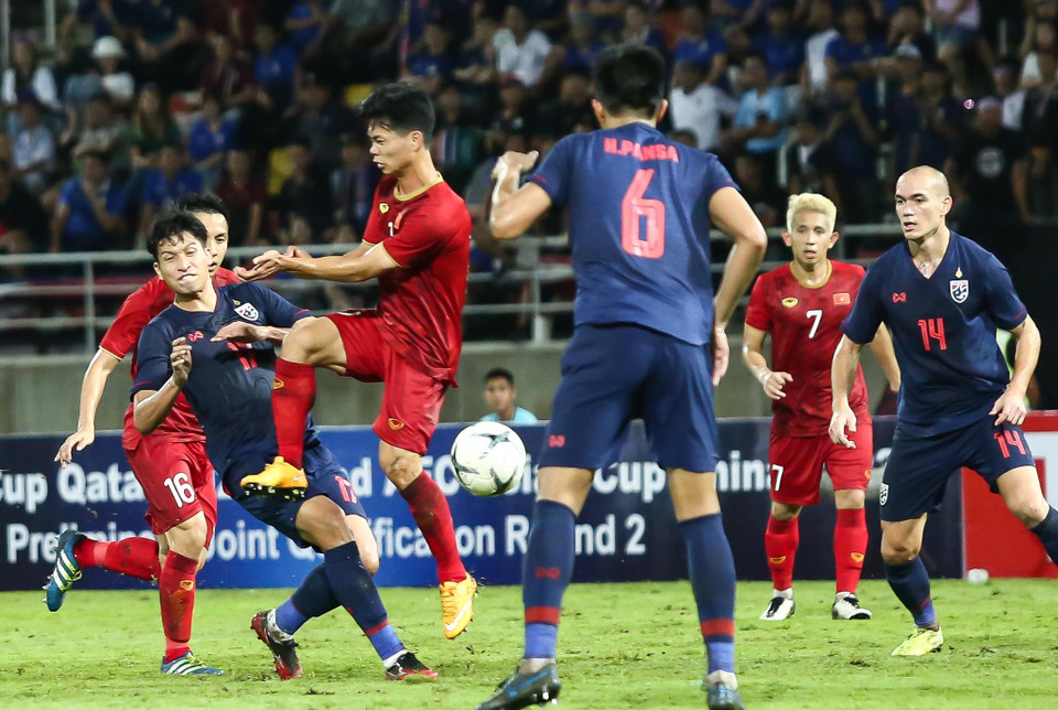 Công Phượng tranh chấp và đi bóng nhiều nhưng không mang lại nhiều hiệu quả khi bị hàng phòng ngự đối phương chơi rắn.