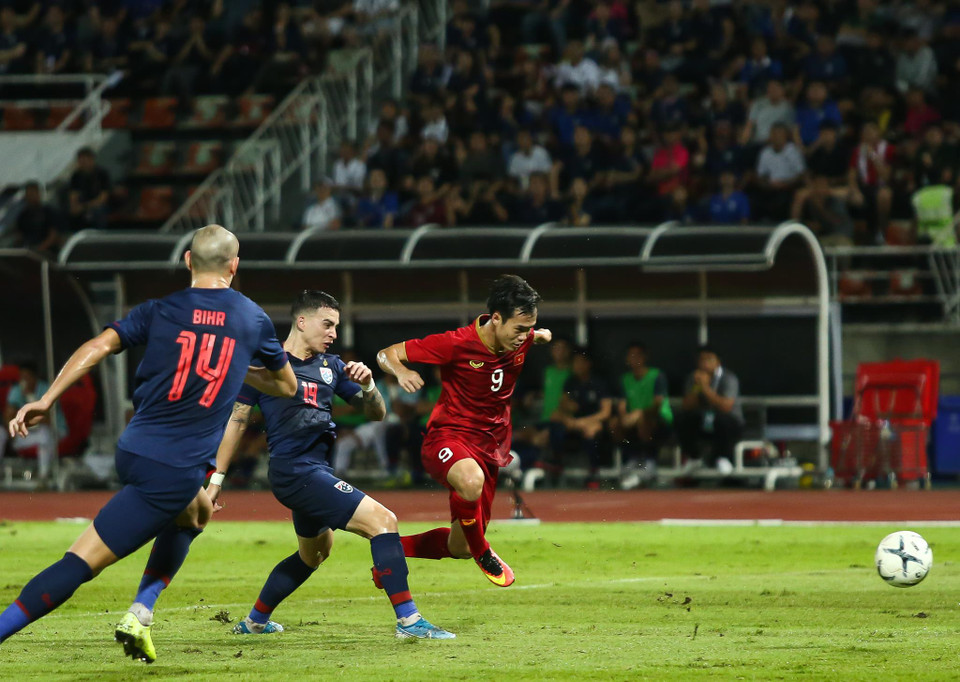 Hai đội đều tỏ ra không hề kém cạnh nhau với nhiều pha bóng sẵn sàng phạm lỗi. 