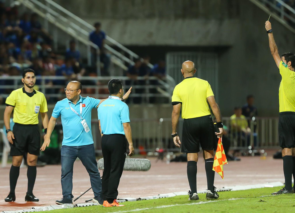 Ở trận đấu với tuyển Thái Lan tại vòng loại World Cup 2022 hồi tháng 9, huấn luyện viên này cũng đã nhận 1 thẻ vàng vì lỗi tương tự. (Ảnh: Vietnam+)