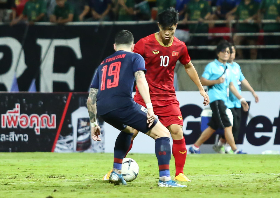 Được huấn luyện viên Park Hang-seo tung vào sân trong hiệp 2 trước Thái Lan, Công Phượng mang lại đôi chút khác biệt với người đồng đội Tiến Linh trên hàng công tuyển Việt Nam.