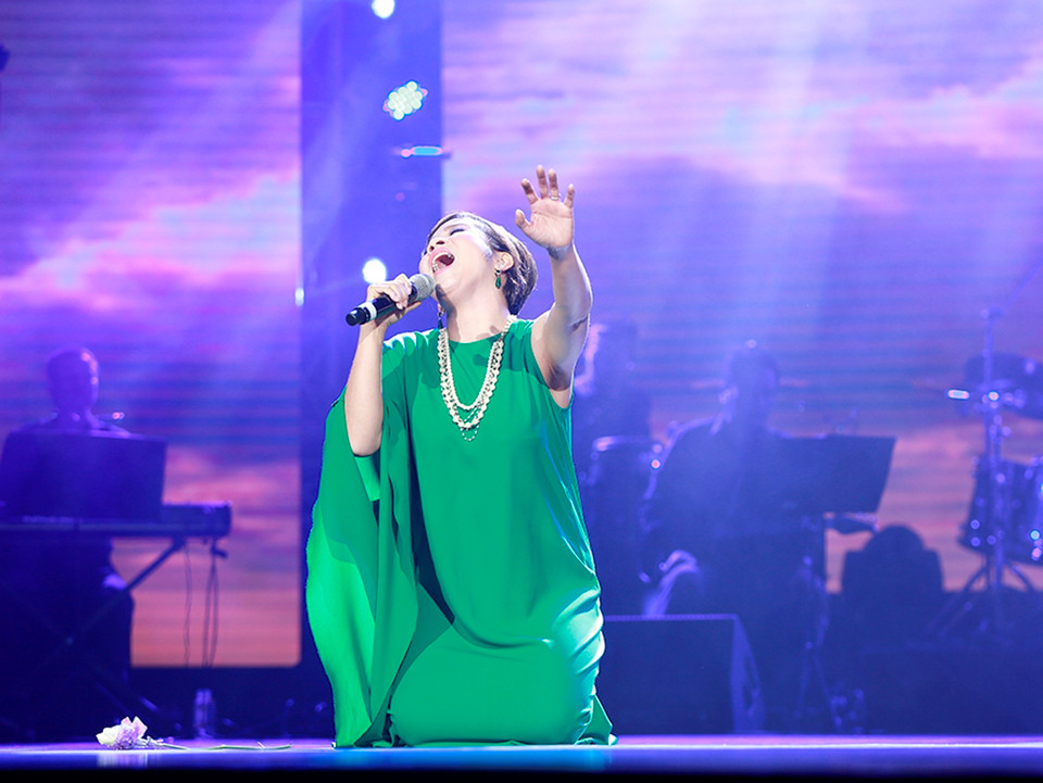 Chị nhập tâm khi hát lại bàn 'hit' - 'Trên đỉnh phù vân' (Ảnh: Hải Bá)