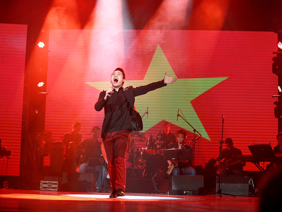 Tùng Dương hát ca khúc mới của nhạc sỹ Nguyễn Cường- 'Tổ quốc ta cờ bay' (Ảnh: Hải Bá)