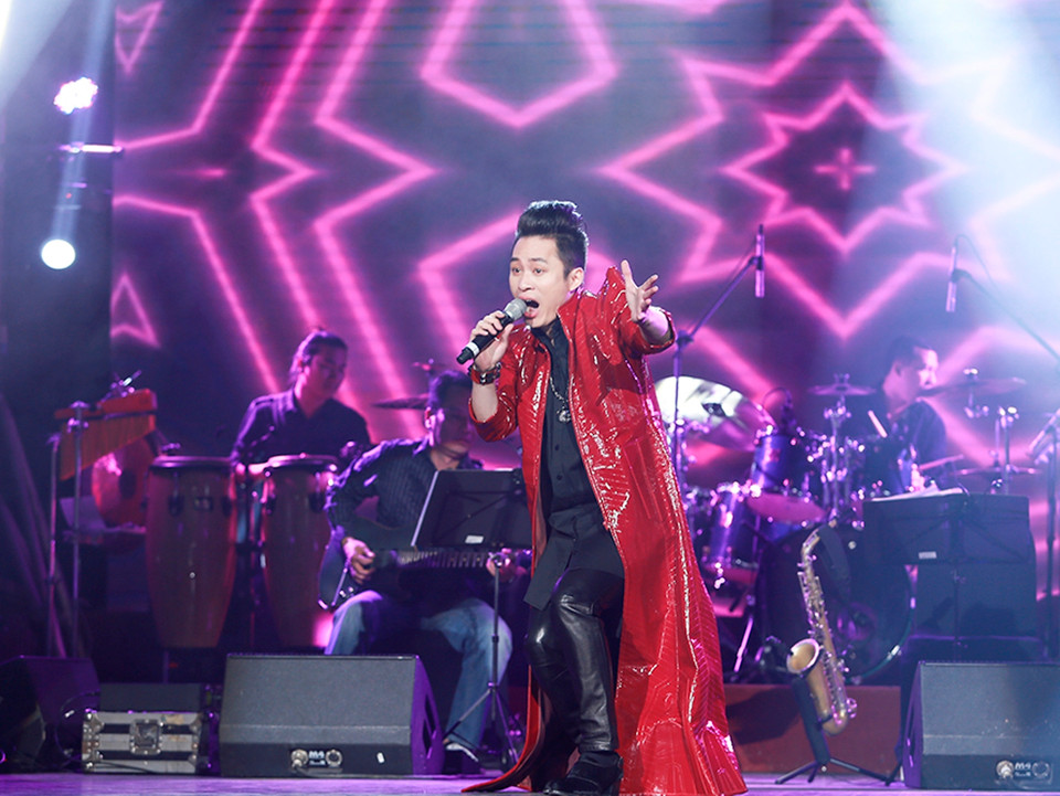 Tùng Dương biến hóa trở lại với 'Khúc hát phiêu ly' và tự nhận mình là chàng Trương Chi khi hát nhạc Phó Đức Phương (Ảnh: Hải Bá)