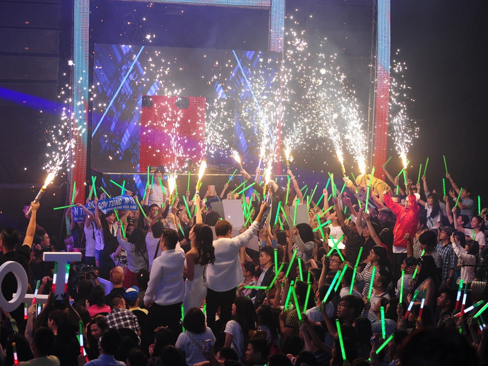 Khoảnh khắc khai màn ấn tượng của The Remix. (Ảnh: Lý Võ Phú Hưng)