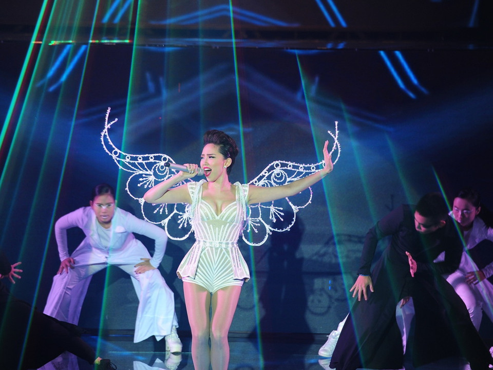 Tóc Tiên với đôi cánh thiên thần gợi cảm. (Ảnh: Lý Võ Phú Hưng)