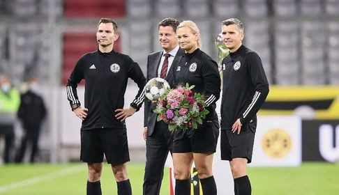 Nữ trọng tài Bibiana Steinhaus được giao trọng trách điều khiển trận 'kinh điển Đức.' (Nguồn: FcBayern)