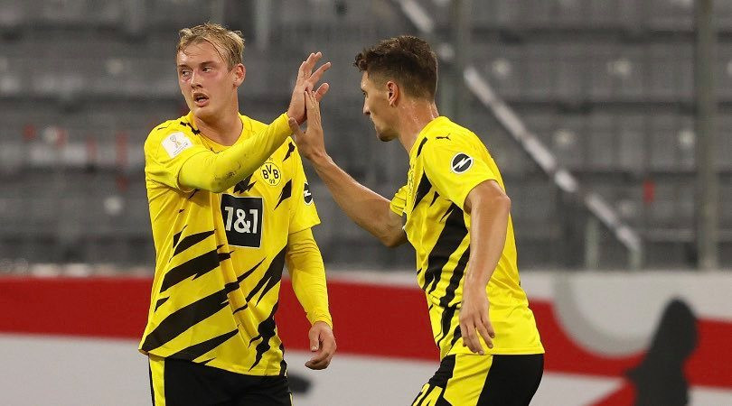 Phút 39, Julian Brandt (trái) rút ngắn tỷ số xuống còn 1-2 sau đường chuyền của Erling Braut Haaland. (Nguồn: FcBayern)