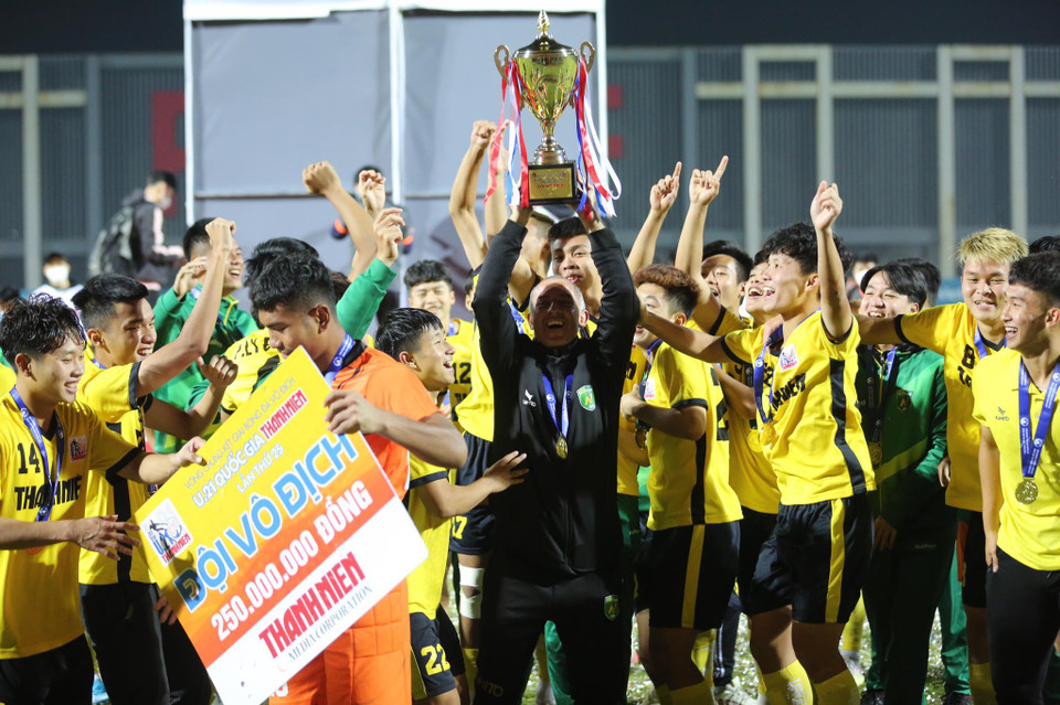 Đội U21 Nutifood vừa lên ngôi vô địch giải U21 Quốc gia 2020 vào chiều nay (28/12) sau khi đánh bại Hà Nội ở trận chung kết. (Ảnh: VFF)
