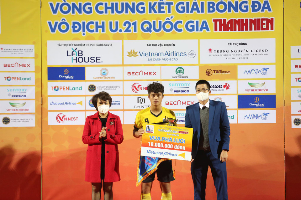 U21 Nutifood còn thâu tóm nhiều danh hiệu cá nhân khác. Tiền đạo Nguyễn Quốc Việt ghi bàn thắng duy nhất ở chung kết được trao danh hiệu Vua phá lưới. (Ảnh: VFF)