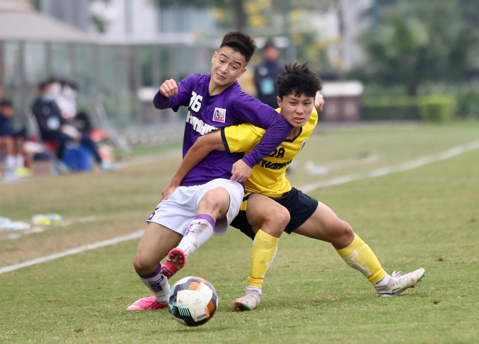 Trước khi chạm mặt ứng cử viên vô địch U21 Hà Nội (áo tím) ở trận cuối cùng, tân binh U21 Nutifood (áo vàng) đã có hành trình thuyết mục khi vượt qua những đối thủ nặng ký như U21 Sông Lam Nghệ An, U21 Viettel. (Ảnh: VFF)