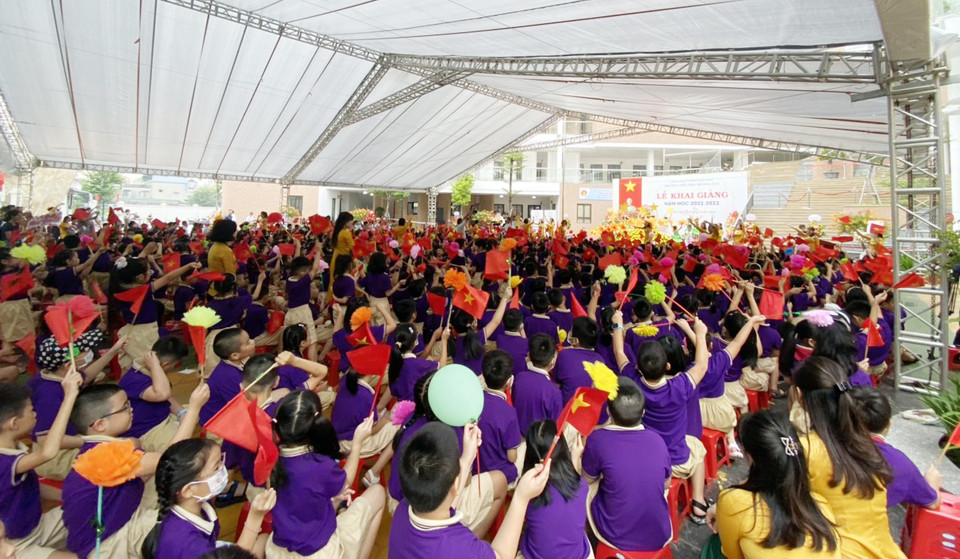 Học sinh trường Tiểu học Hoàng Mai hân hoan trong ngày khai giảng năm học mới. (Ảnh: PV/Vietnam+)