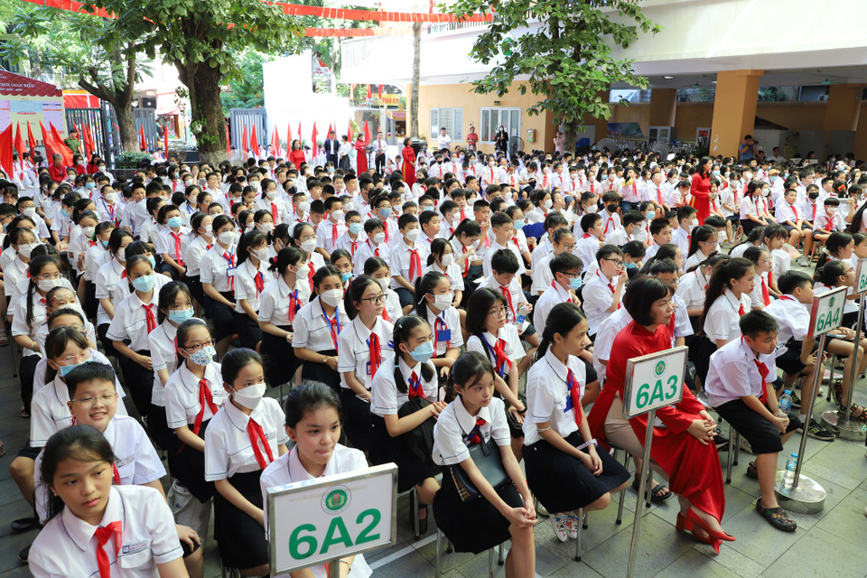 Trong không khí tưng bừng của ngày hội toàn dân đưa trẻ đến trường, thầy cô và trò Trường Trung học Cơ sở Ngô Sĩ Liên tổ chức lễ khai giảng năm học mới. (Ảnh: Hoài Nam/Vietnam+)