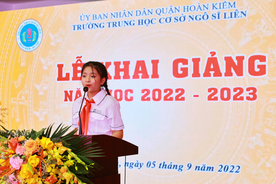 Em Nguyễn Thanh Mai, học sinh lớp 6A4, đại diện học sinh toàn khối phát biểu trong buổi lễ khai giảng. Học sinh khối 6 cũng như học sinh toàn trường sẽ nỗ lực phấn đấu cùng các thầy cô đạt kết quả tốt nhất trong năm học mới. (Ảnh: Hoài Nam/Vietnam+)