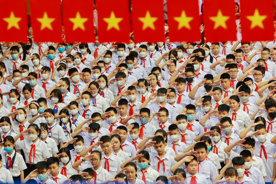 Học sinh toàn khối trang nghiêm trong lễ chào cờ. Năm học 2022-2023, Trường Trung học Cơ sở Ngô Sĩ Liên có 53 lớp, hơn 120 cán bộ, giáo viên và hơn 2.000 học sinh. (Ảnh: Hoài Nam/Vietnam+)