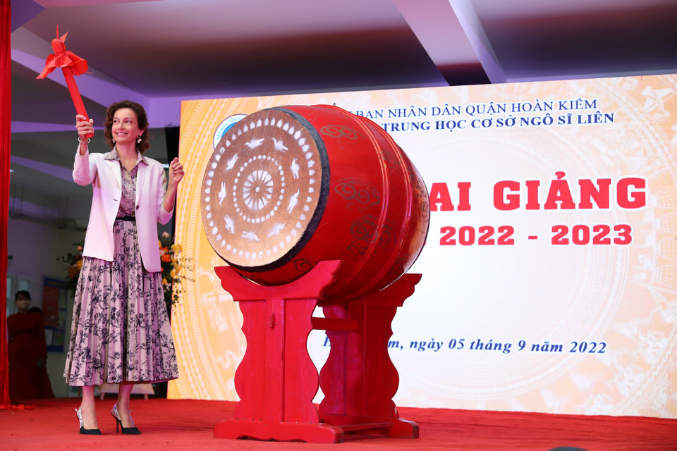 Bà Audrey Azoulay gióng hồi trống khai giảng năm học mới 2022-202 tại Trường THCS Ngô Sĩ Liên. (Ảnh: Hoài Nam/Vietnam+)