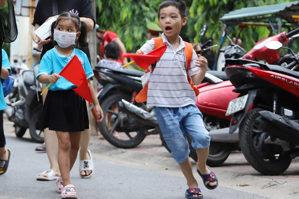 Háo hức, hồi hộp là tâm lý chung của các bé khi được bước chân tới trường. (Ảnh: Hoài Nam/Vietnam+)