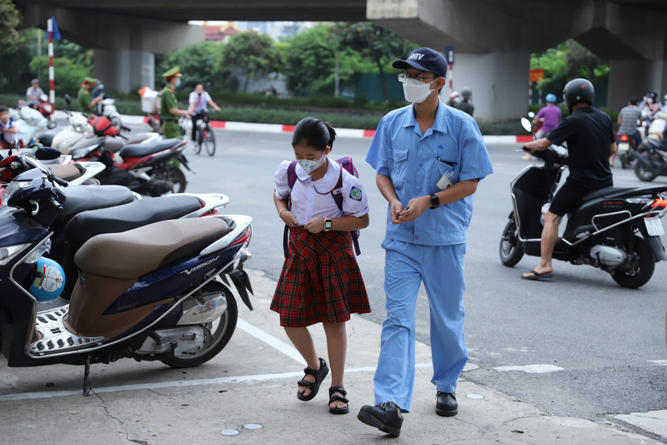 Lễ khai giảng năm nay diễn ra trong sự háo hức của cả thầy cô, học sinh và các bậc phụ huynh. Mặc dù đưa các con đến trường nhưng phụ huynh cũng cảm thấy háo hức như chính mình tham dự lễ khai giảng. (Ảnh: Hoài Nam/Vietnam+)