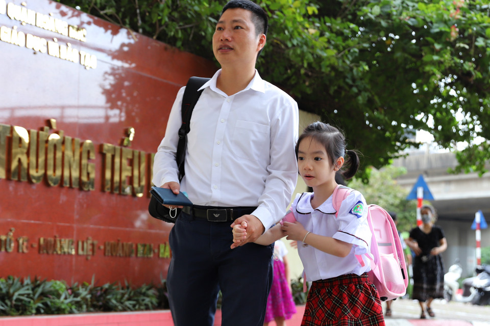 Anh Nguyễn Trung Lương (Hoàng Mai, Hà Nội) hôm nay đưa con gái Tuệ Minh tham gia lễ khai giảng bước vào lớp một tại trường tiểu học Hoàng Liệt. Không chỉ riêng bé háo hức, anh cũng thấy lòng mình hồi hộp khi đưa con vào lớp học đầu tiên của bậc phổ thông. (Ảnh: Hoài Nam/Vietnam+)