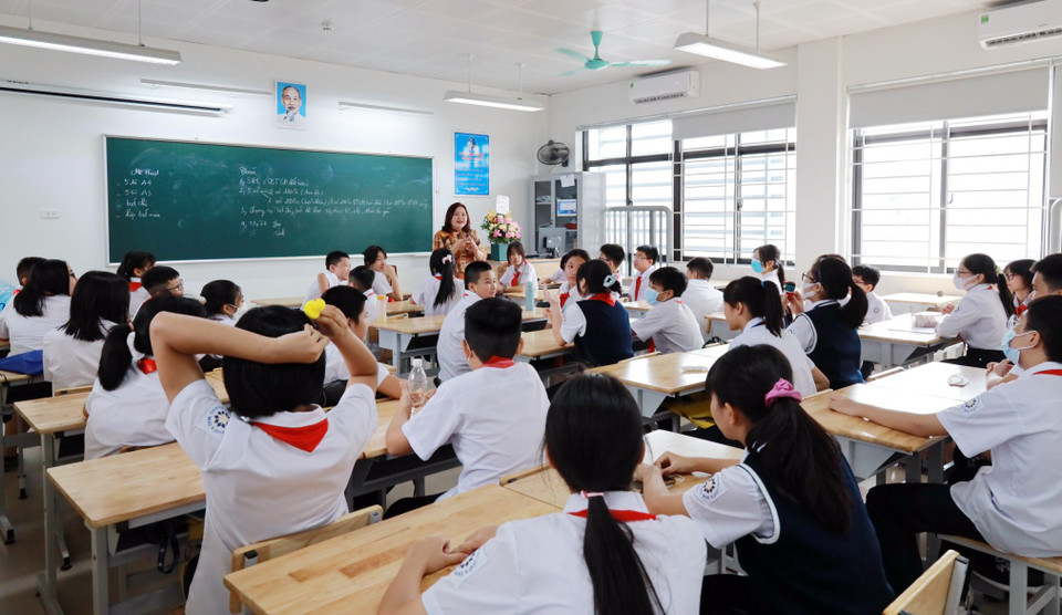 Cô trò lớp 7A3 Trường THCS Hoàng Mai sôi nổi sau buổi lễ Khai giảng năm học mới 2022-2023. (Ảnh: PV/Vietnam+)